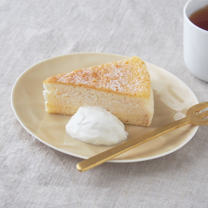 haku（ハク）17cmプレート　アーモンドグレイ　ケーキ皿使用イメージ