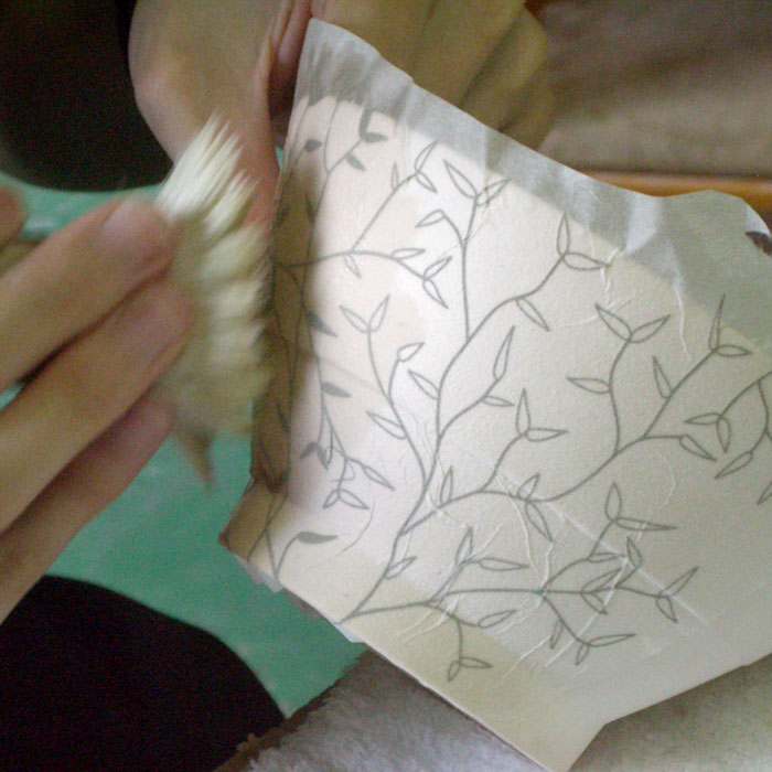 手しごとによる「釉薬銅版転写下絵付け」