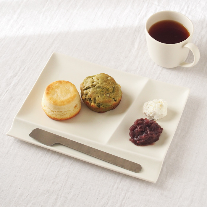 isola（イゾラ）パレットプレートL　白マット〈限定色〉スコーン盛り付けイメージ