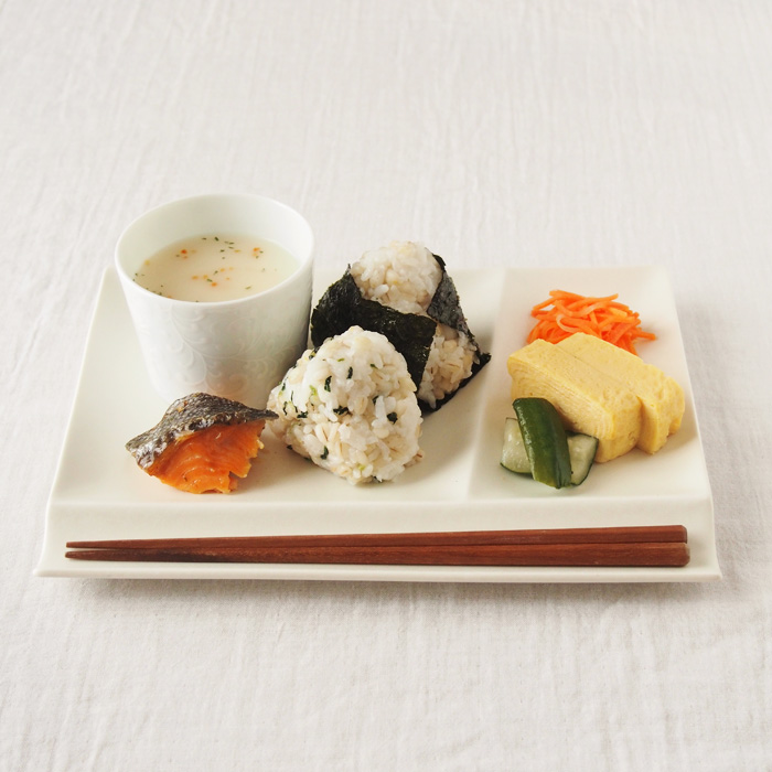 isola（イゾラ）パレットプレートL　白マット〈限定色〉おにぎりとおかず盛り付けイメージ