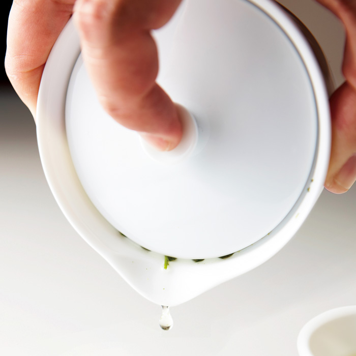 tya-haku(茶白)宝瓶急須 白磁 お茶が絞り出される様子