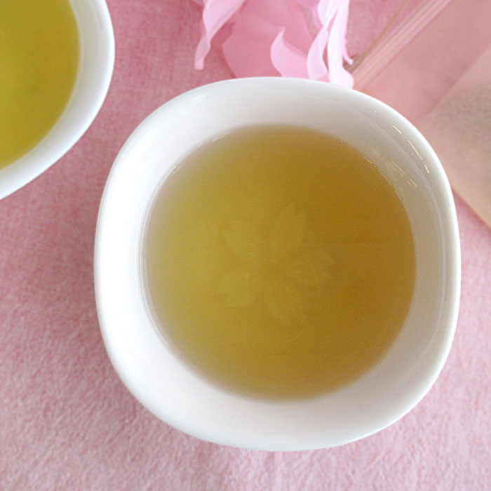 sakura（さくら）煎茶　かさね桜　ピンク　お茶を淹れると底に浮かび上がる桜形のレリーフ