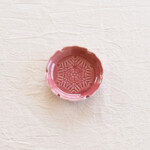 gaku（楽‐がく）線刻豆皿　雪花　あずき色〈限定色〉真上から