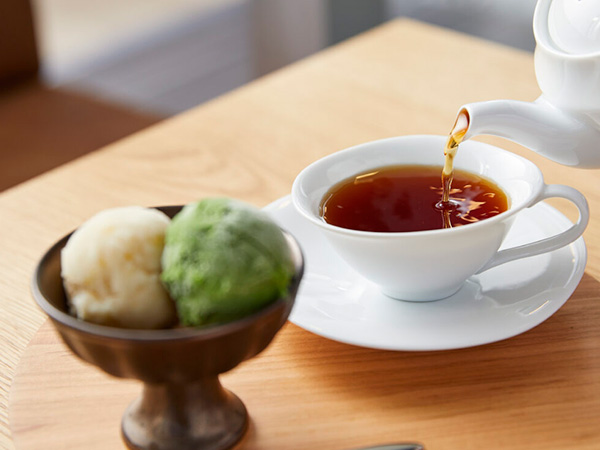 深山の茶器で楽しむ、THREE TEAの緑茶・青茶・紅茶