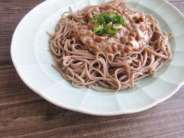 月々特集7月 「深山の酒器で楽しむ、冷酒と蕎麦」を公開しました