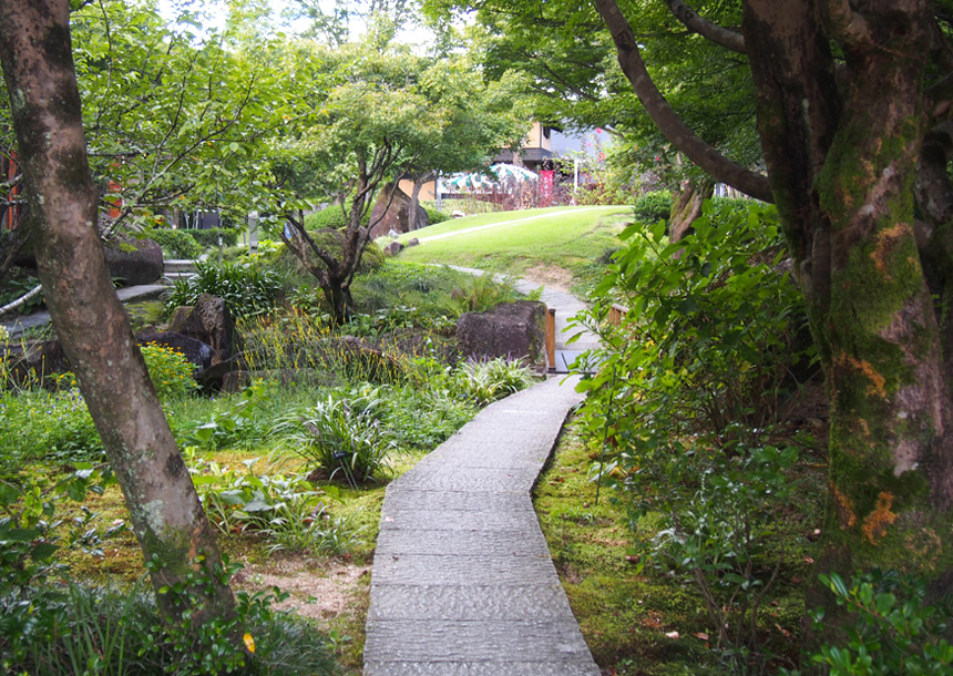 自然に囲まれた小道を歩いて敷地内を移動できる