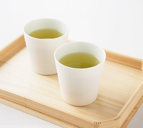 月々特集5月「新茶は香りと目で味わう。水色（すいしょく）を楽しむ白い茶器」を公開しました