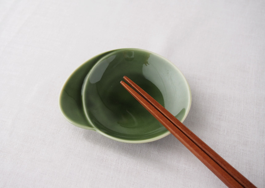 gaku（楽‐がく）耳付小皿（大）織部　箸置き使用イメージ