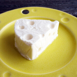 cheese（チーズ）のうつわにチーズケーキをのせてみた！