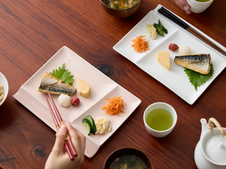 isola(イゾラ)パレットプレートは仕切りがあることで買ってきたお惣菜を盛り付けるだけできちんと感が出る