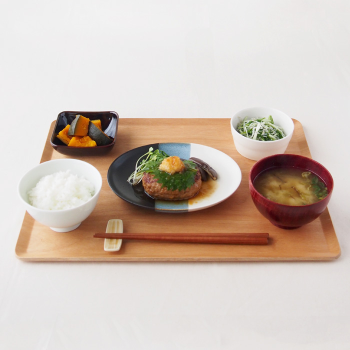 cavea oval（カーヴェア オーバル）20cm楕円浅皿　黒×白にハンバーグを盛り付けた定食イメージ