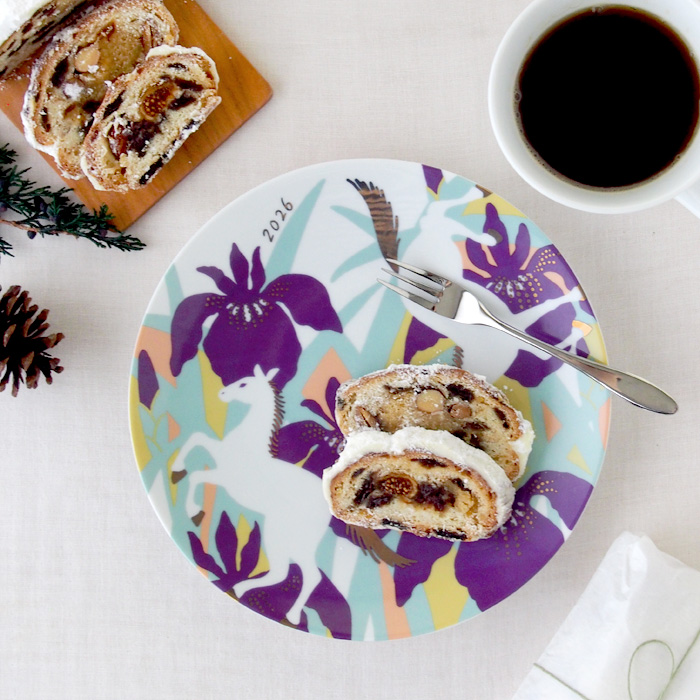 2026年の干支「うま」イヤープレートにJikan ryoko「シュトレン」を盛り付けたイメージ