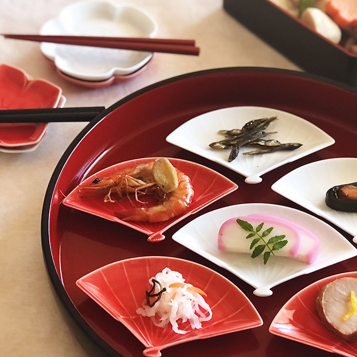 gaku（楽‐がく）細工小皿　扇子　赤釉〈限定色〉・白磁　おせち盛り付けイメージ