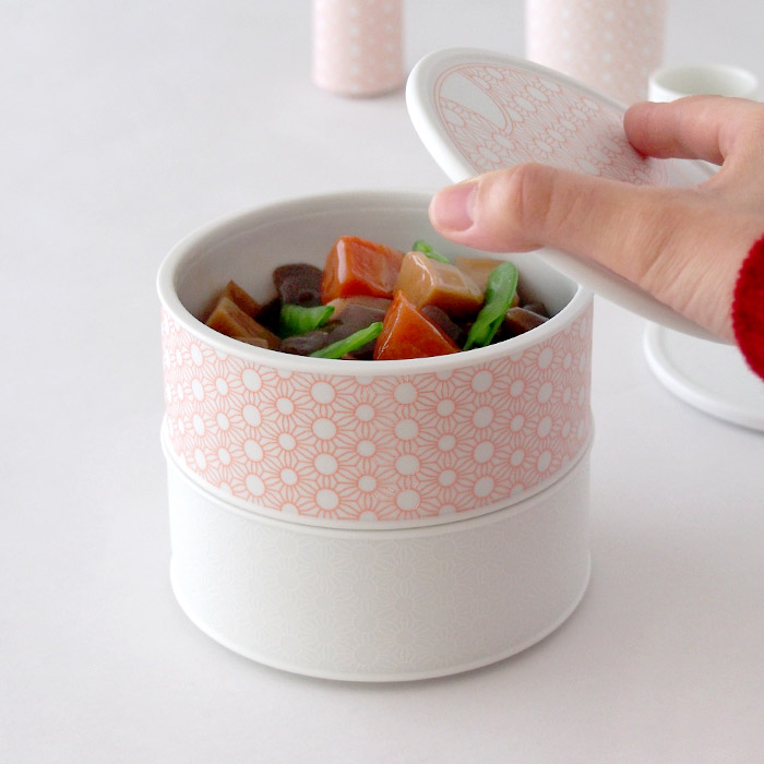 suuun（サーン）おつまみ重箱本体　朱赤・磁白　筑前煮盛り付けイメージ