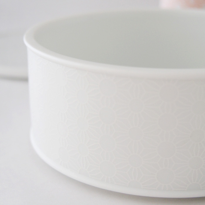 suuun（サーン）おつまみ重箱本体　磁白　柄拡大