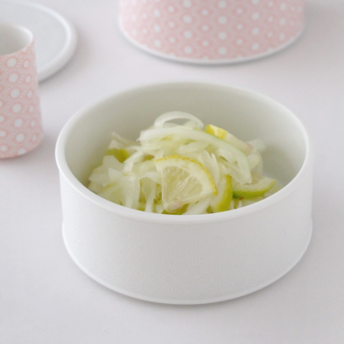 suuun(サーン)おつまみ重箱本体 磁白 玉ねぎとレモンのマリネ盛り付けイメージ