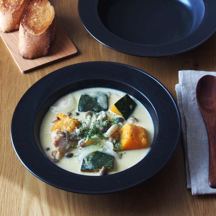 plue(プルー)23cmパスタボウル 窯変鉄くろ釉 シチュー盛り付けイメージ