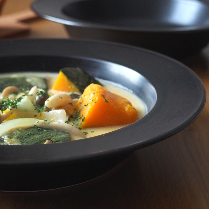 plue(プルー)23cmパスタボウル 窯変鉄くろ釉 シチュー盛り付けイメージ