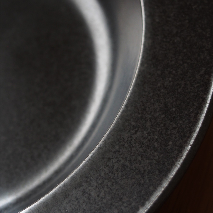 plue（プルー）23cmパスタボウル　窯変鉄くろ釉　窯変イメージ