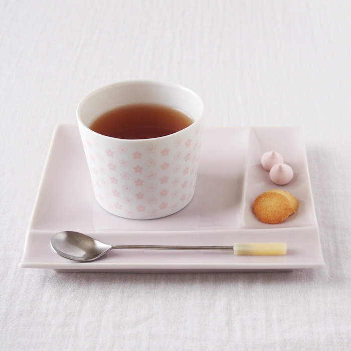 isola（イゾラ）パレットプレートM　薄紫　カップを置けばソーサーとしても使える