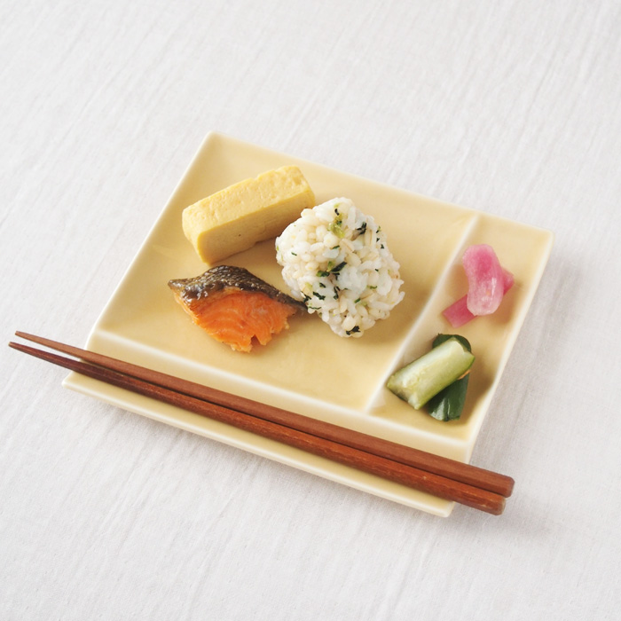 isola（イゾラ）パレットプレートM　黄瀬戸　おにぎりとおかず盛り付けイメージ