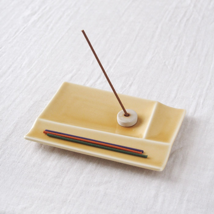 isola（イゾラ）パレットプレートS　黄瀬戸　香皿使用イメージ