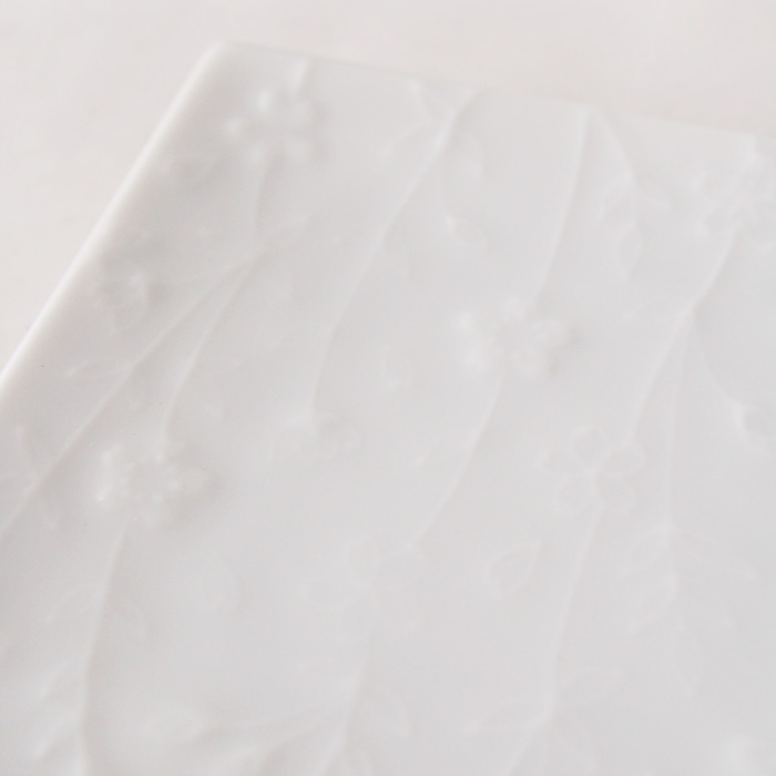 sakura(さくら)菓子皿 しだれ桜 白磁 レリーフ拡大