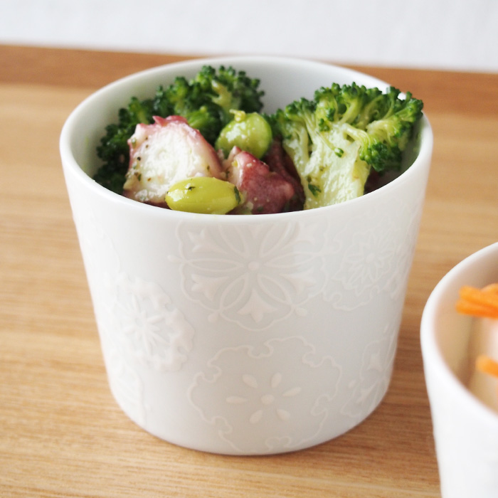 janome（ジャノメ）そば猪口　春冬散し文様　お惣菜盛り付けイメージ