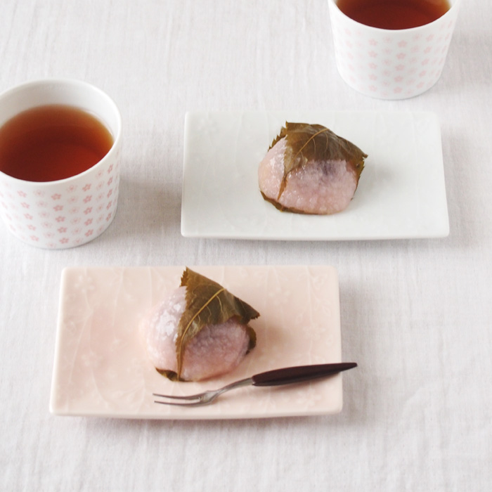 【ニコ、ニコニコ。】しだれ桜 菓子皿 2枚セット 桜餅盛り付けイメージ
